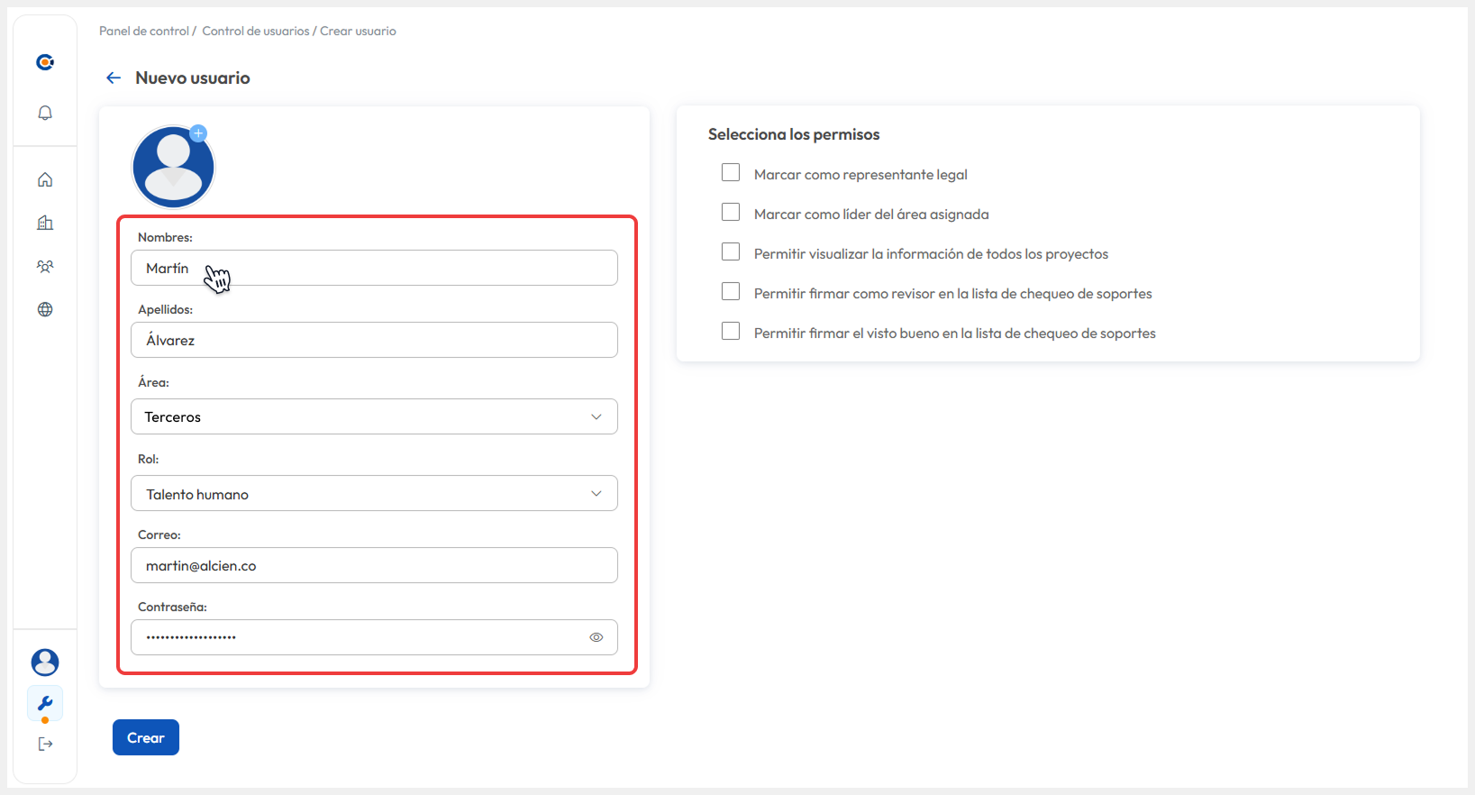 Vista del formulario ‘Nuevo usuario’, donde se completan los campos con la información correspondiente antes de confirmar la creación mediante el botón ‘Crear’.